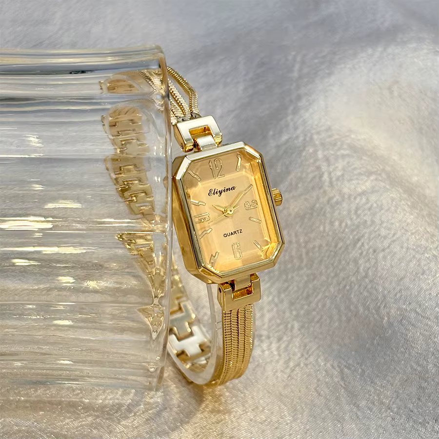 Montre-bracelet rectangulaire dorée pour femme avec chaînes à pampilles