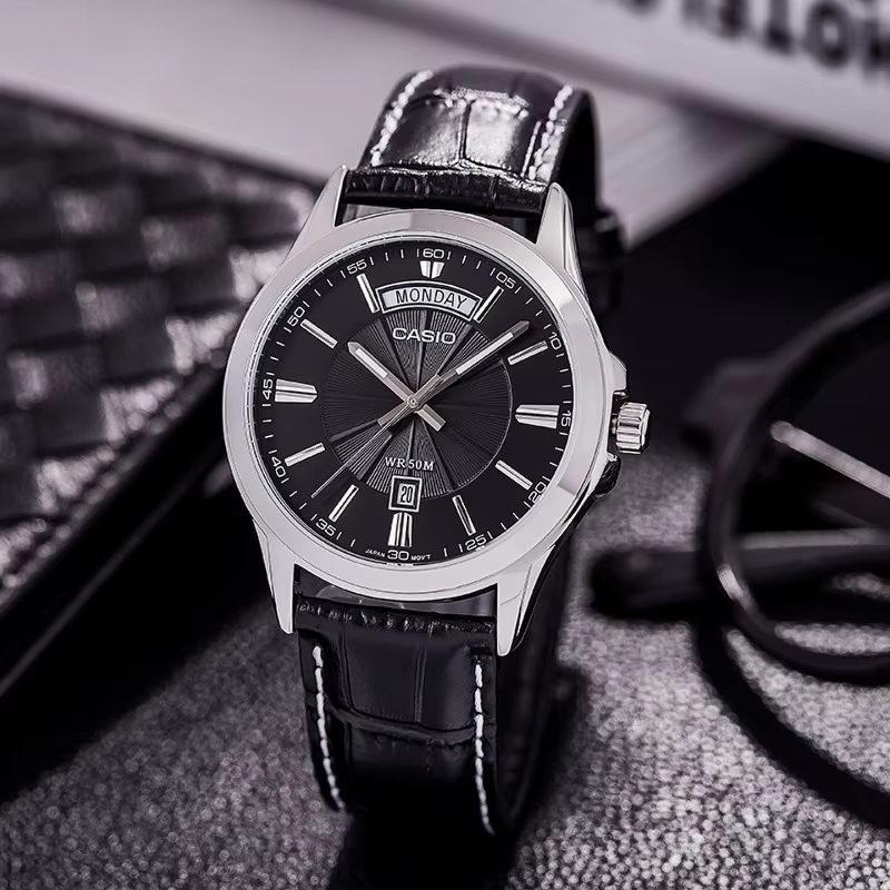 Montre à quartz classique Casio MTP-1381L-1A/7A avec affichage de la date et du jour