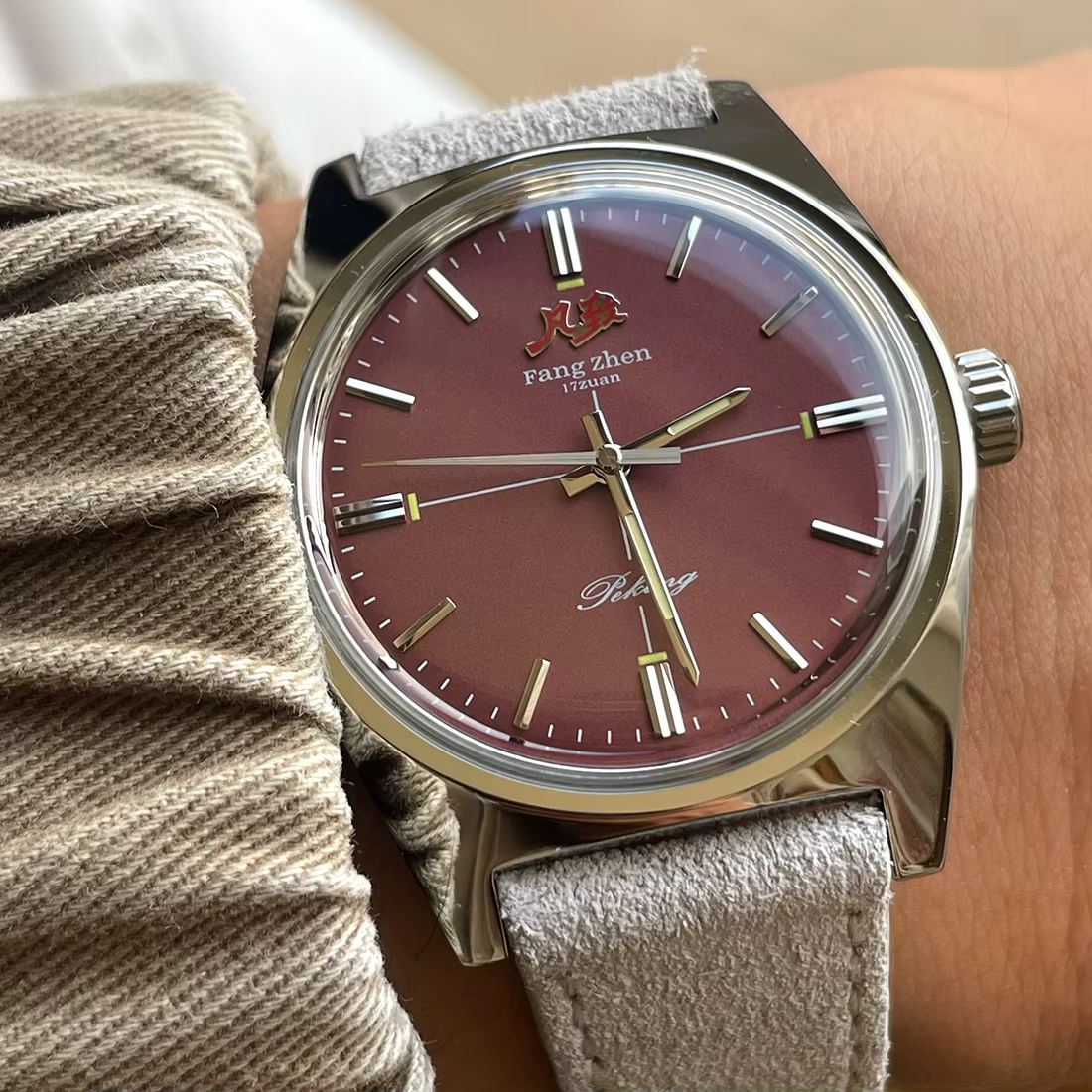 Montre Merkur avec cadran rouge vin