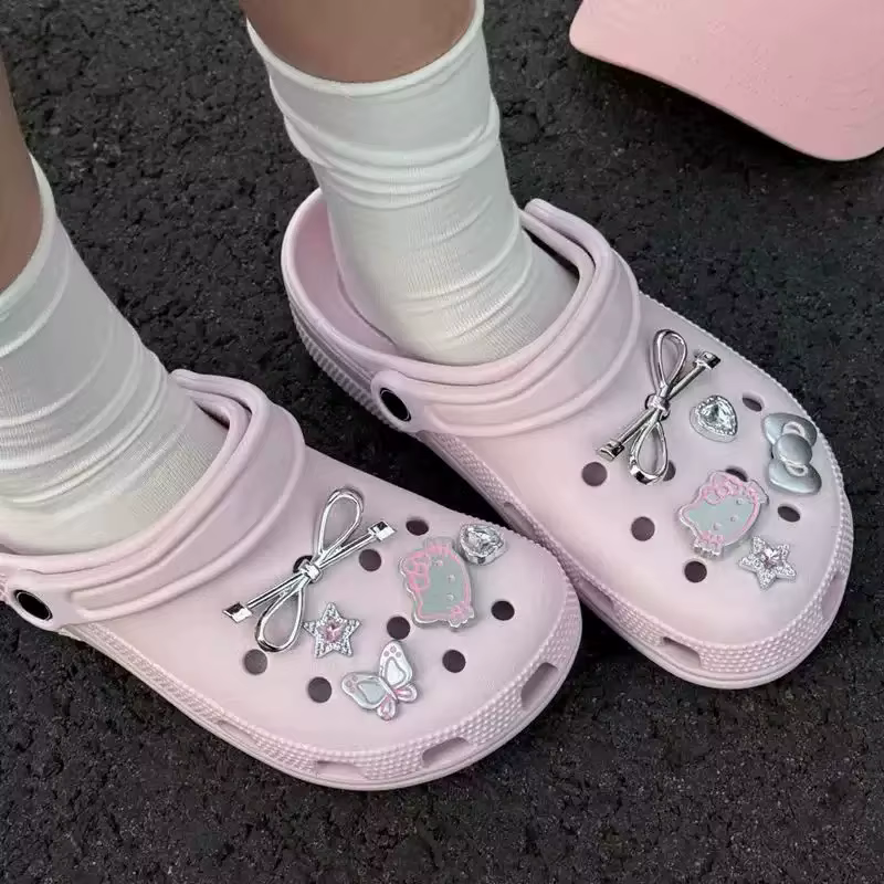 Ensemble de breloques pour chaussures Hello Kitty argentées