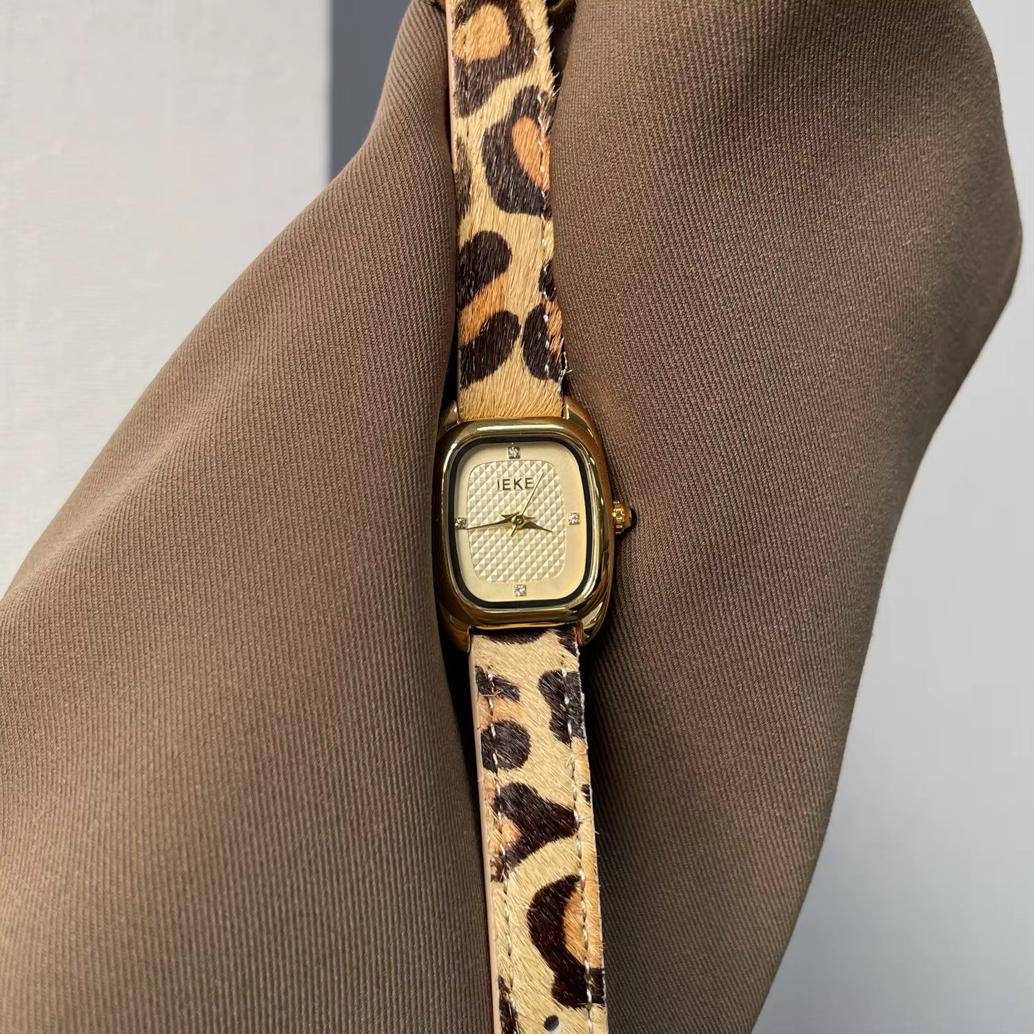 Montre élégante à imprimé léopard de luxe