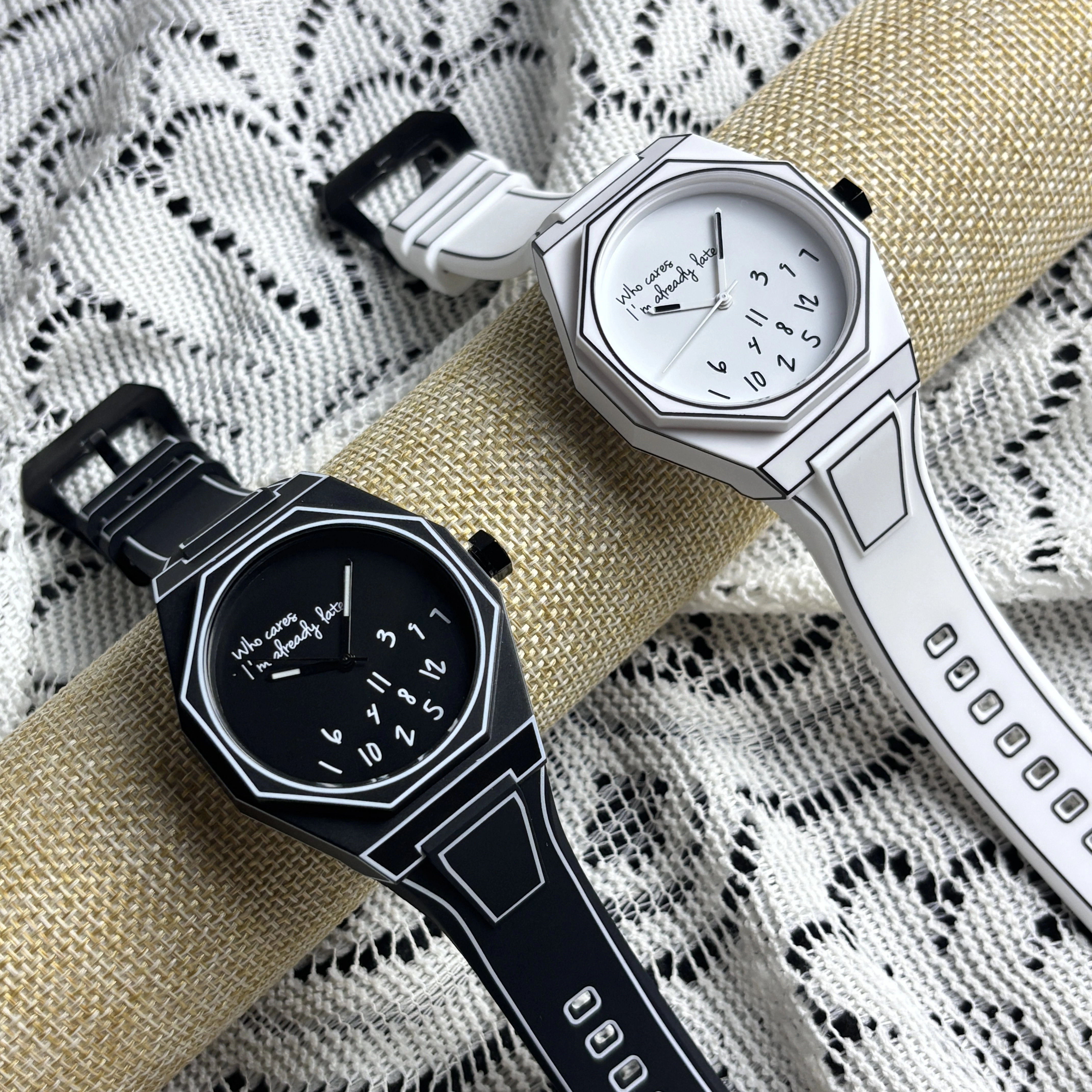 Schizche moderne 2D Montres de bande dessinée blanche
