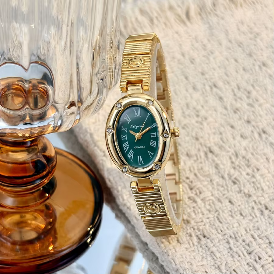 Montre dorée élégante pour femme avec cadran ovale