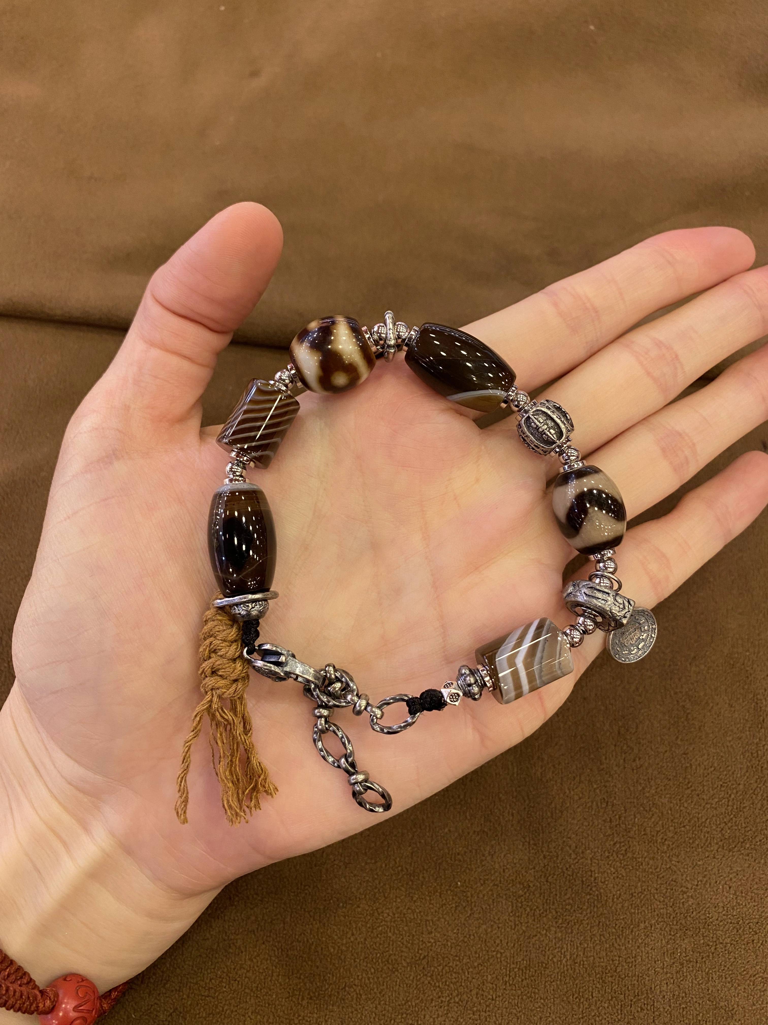 Bracelet en agate avec perles Dzi tibétaines et pompon