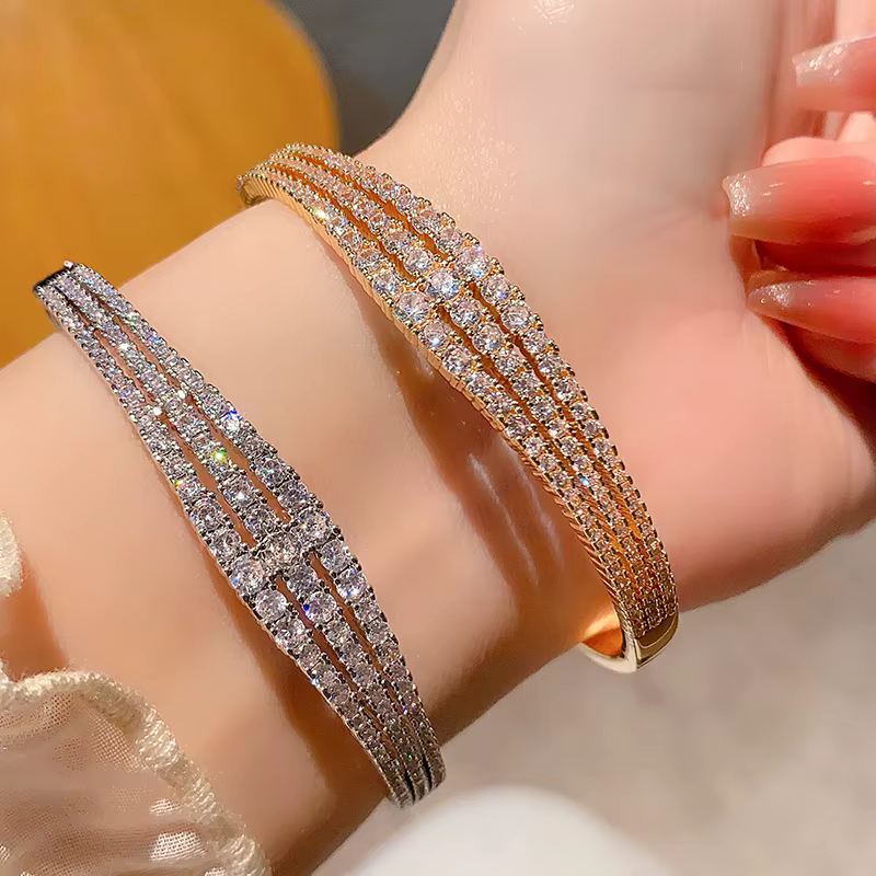 Bracelet de luxe élégant et charmant en laiton plaqué or 18 carats avec zircon cubique