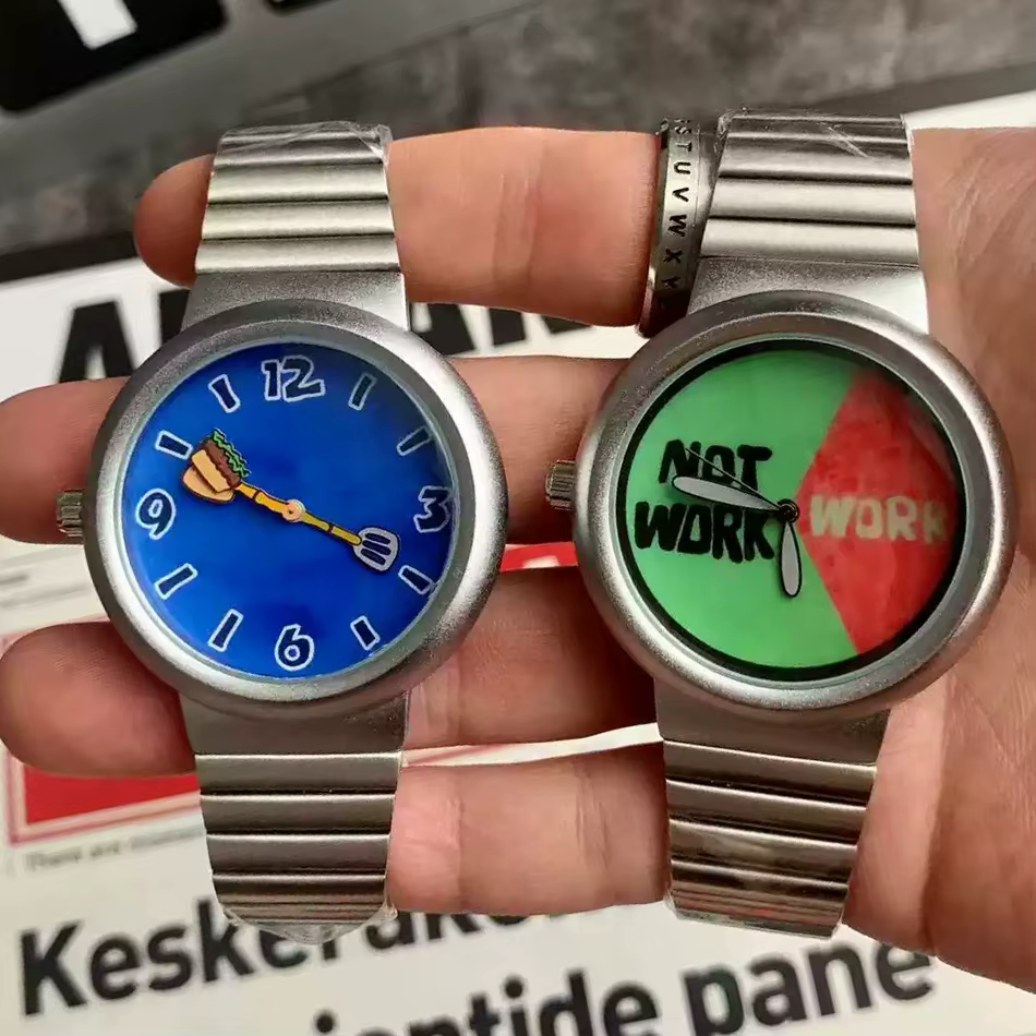 Montre à cadran de dessin animé pour hommes et femmes