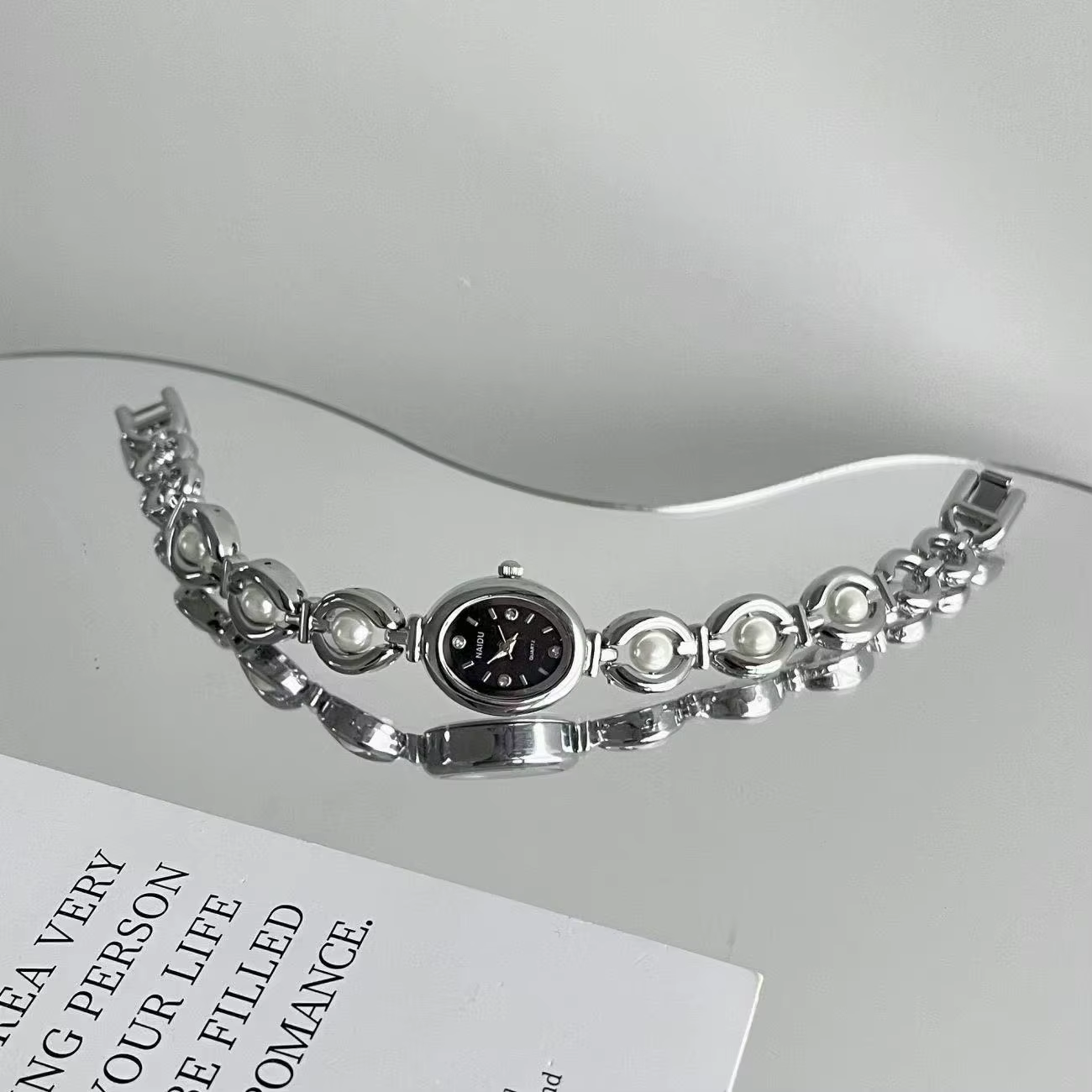 Nouvelle offre spéciale ovale belles dames Vintage montres pour femme fille étudiant mignon élégant petites femmes