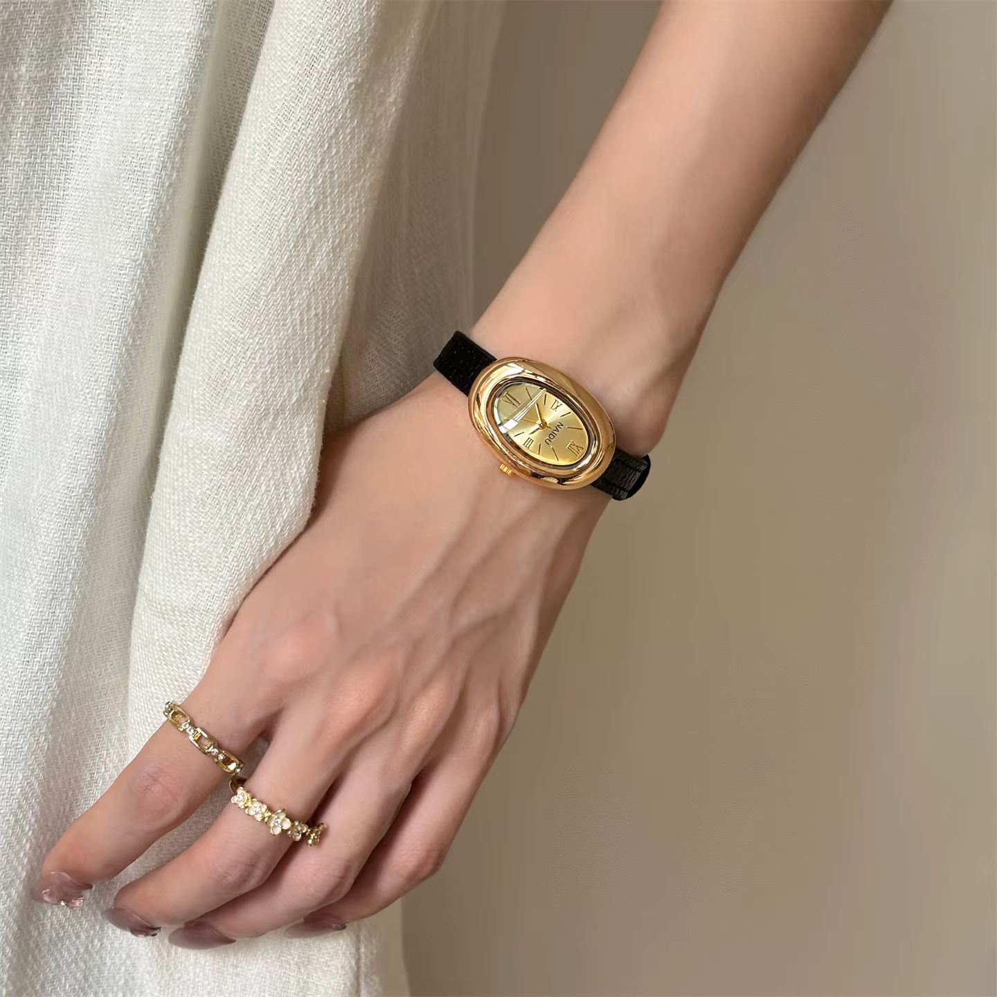 Nouvelle montre pour femme à cadran ovale