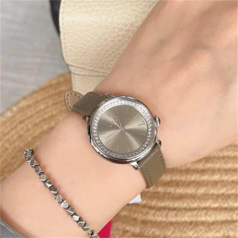 Montre-bracelet en cuir pour femmes