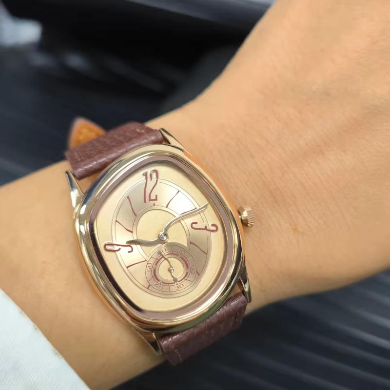 Nouvelle montre carrée de luxe avec design torsadé