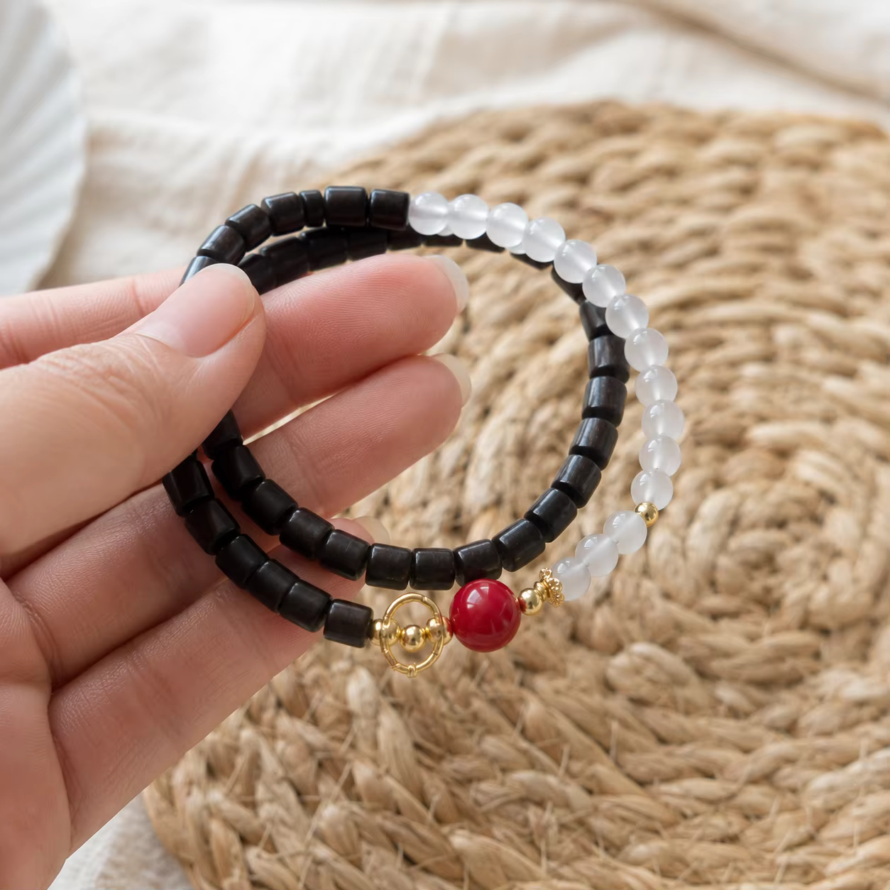 Bracelet double tour en perles de bois pour femmes et hommes, avec perle rouge et breloque dorée, bijou de poignet superposé, style fait main, cadeau