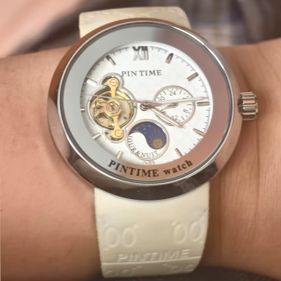 Montre mécanique classique noire avec affichage des étoiles et de la lune