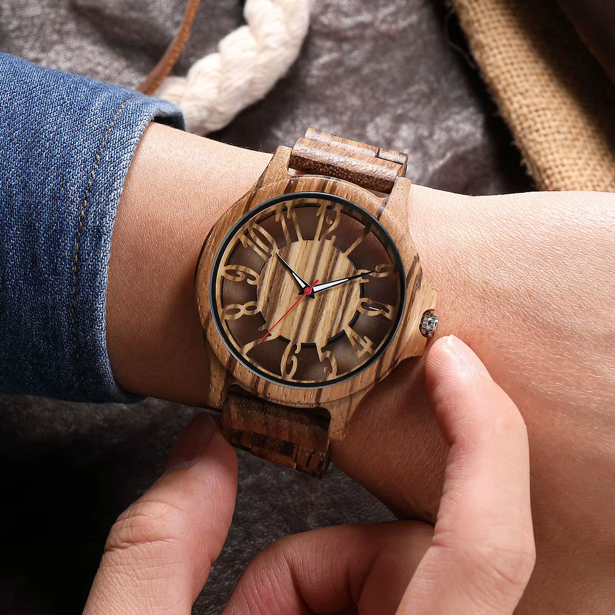 Montre à quartz en bois de style creux pour hommes et femmes