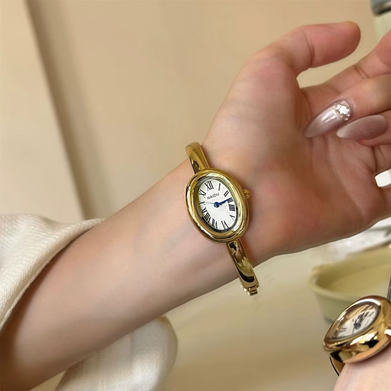 2025 nouvelles belles dames ovales montres pour femmes fille Simple argent or mignon Quartz élégant minimaliste