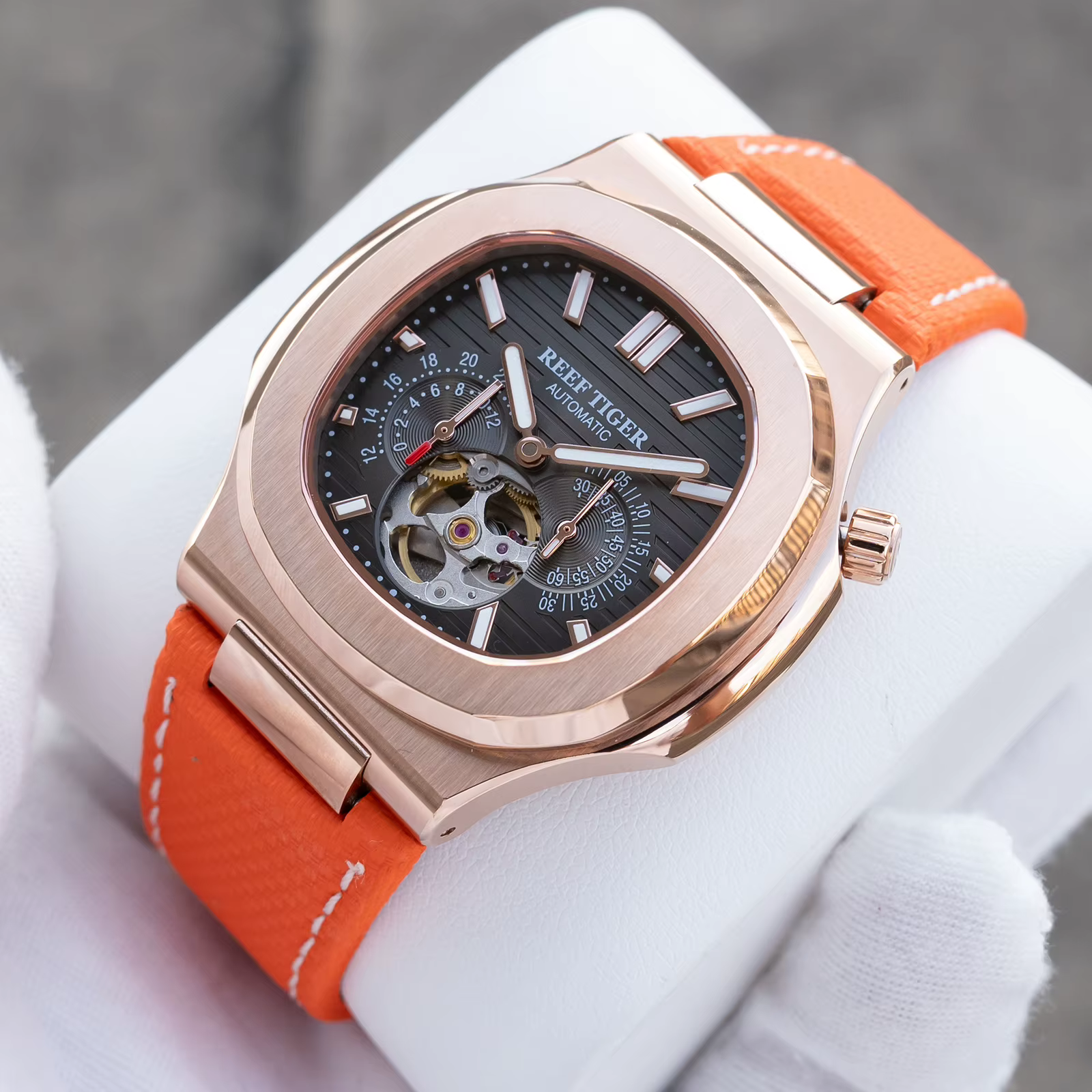 Récif tigre hommes montre automatique de luxe 44mm carré mécanique montre-bracelet saphir lumineux squelette cadran Date 24 heures