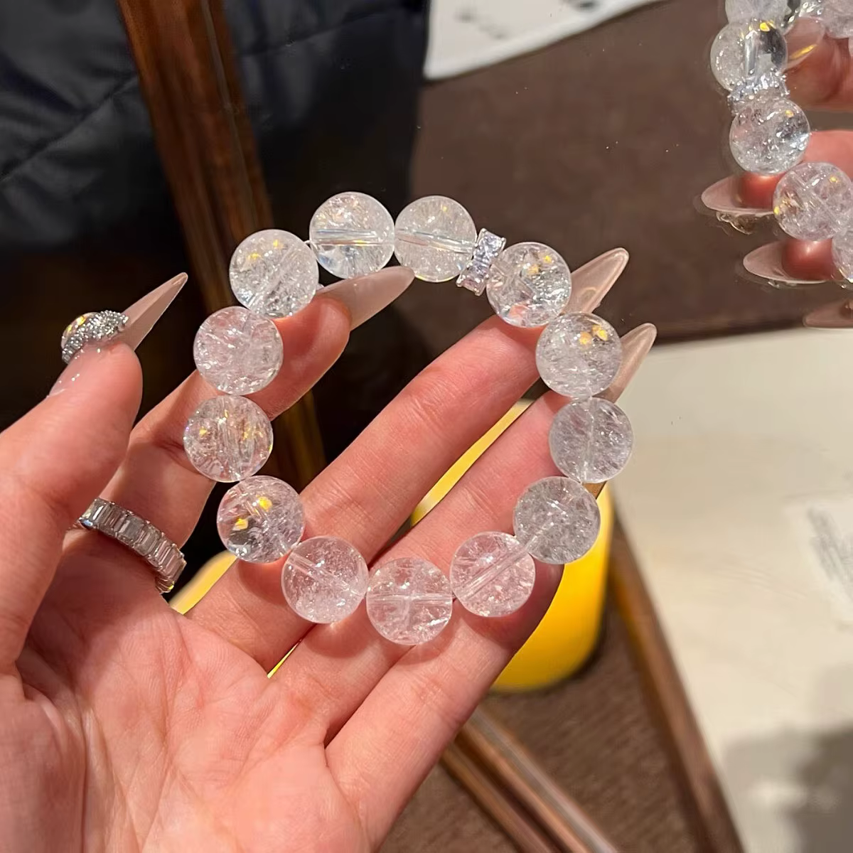 Un bracelet éblouissant en cristal de glace pilée blanc
