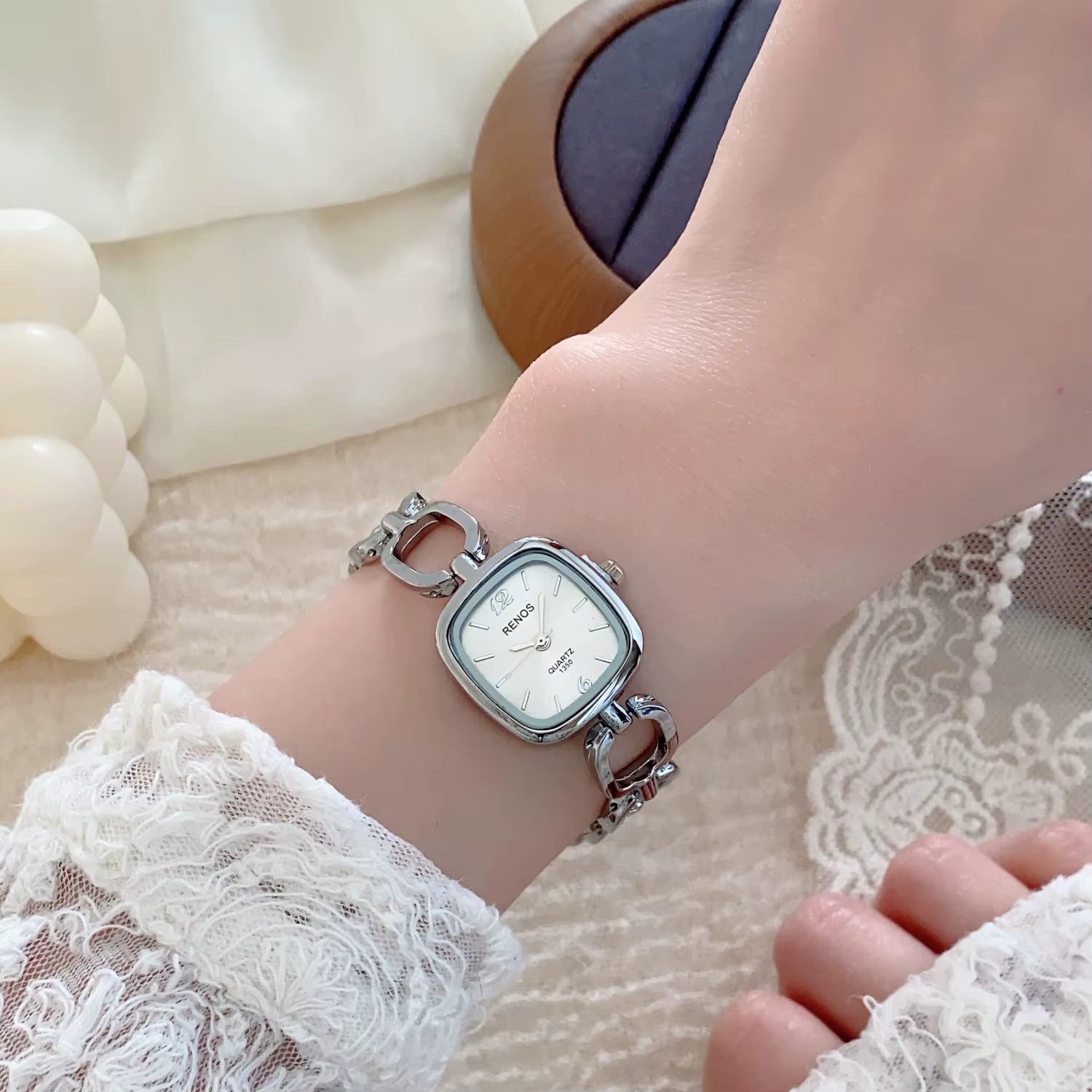 Montre bracelet carrée ajourée argentée pour femme