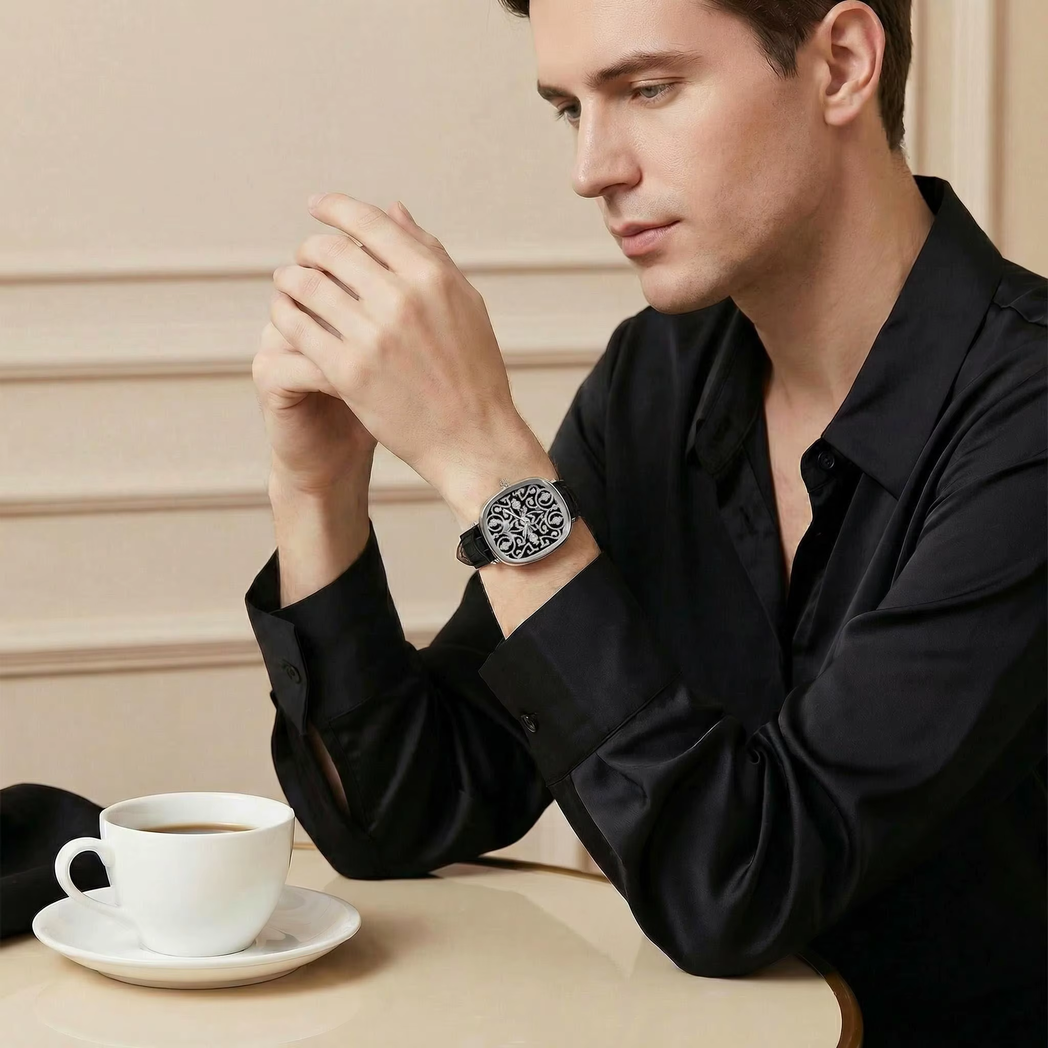 Montre à quartz avec design sculpté en 3D