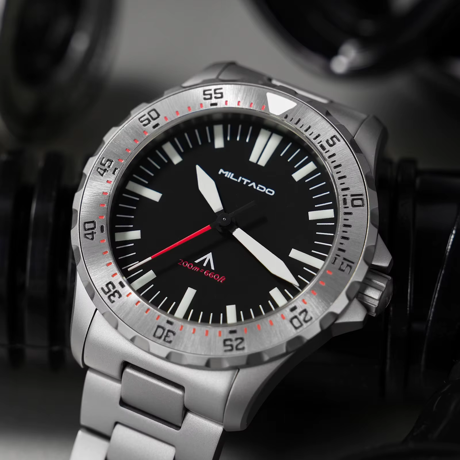 Montre de plongée à quartz Militado ML16 39 mm, verre saphir, résistance à l'eau 200 m, lunette en céramique, luminescence BGW9, couronne à visser