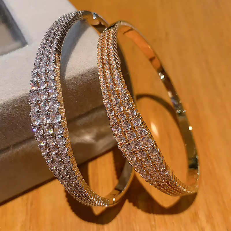Bracelet de luxe élégant et charmant en laiton plaqué or 18 carats avec zircon cubique