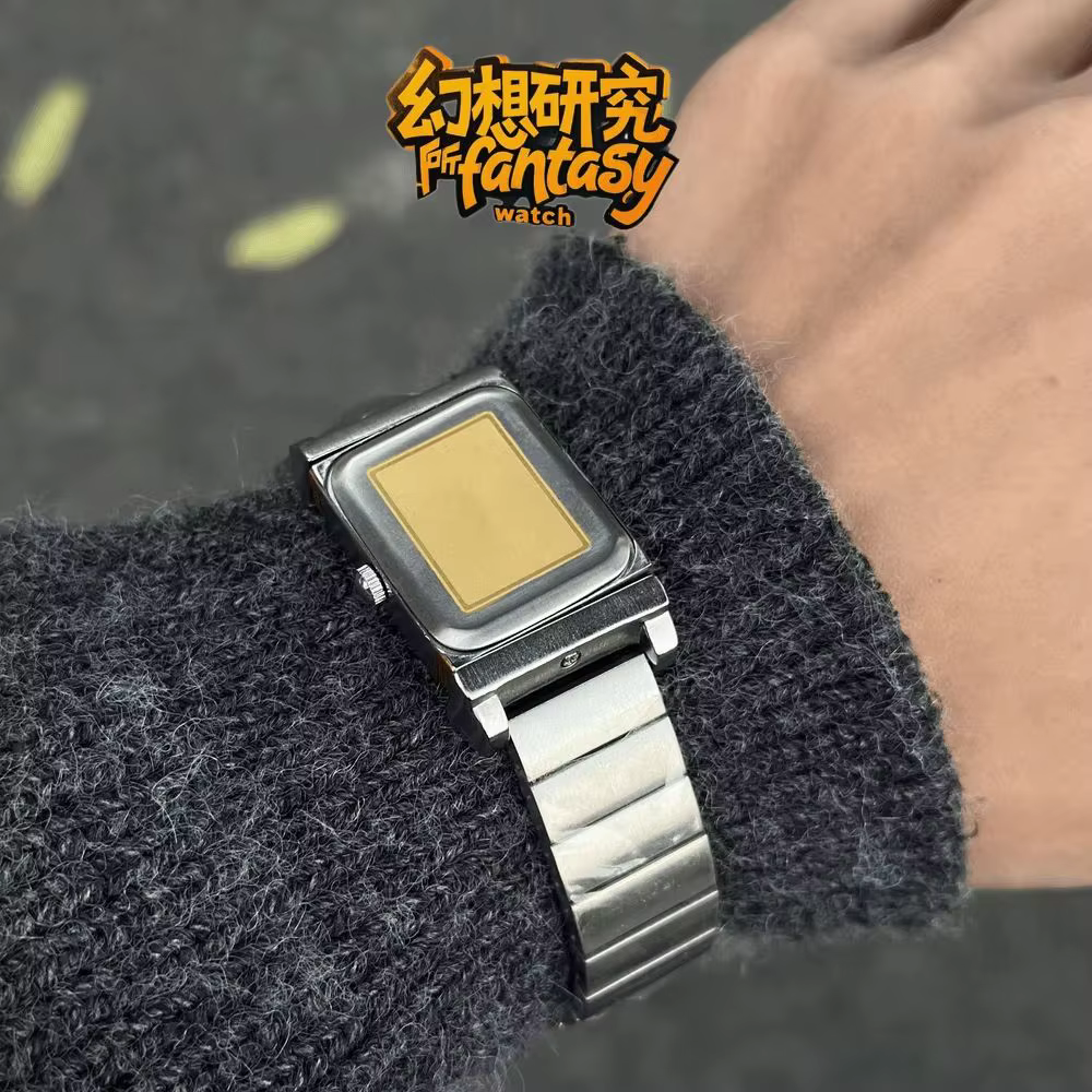 Cette montre à quartz Y2K est parfaite pour les couples. Il présente un boîtier rotatif double face et est résistant à l'eau jusqu'à 30 mètres.
