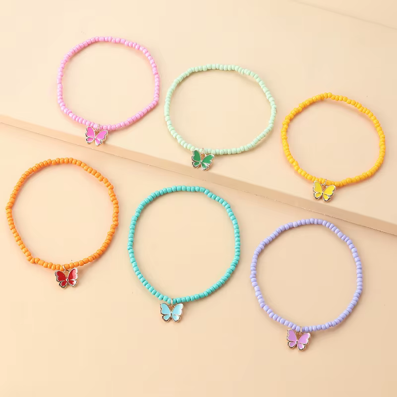 Ensemble de 6 bracelets papillons empilables – Perles colorées et breloques métalliques pour un style quotidien sans effort.