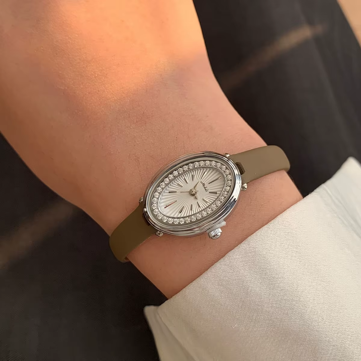 Montre elliptique incrustée de diamants