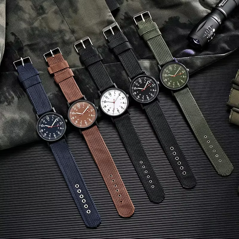 Nouveau Design de luxe hommes montres lumineux main vent alliage