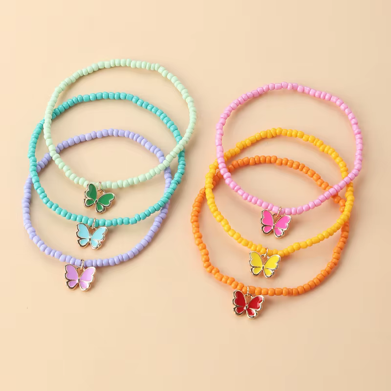 Ensemble de 6 bracelets papillons empilables – Perles colorées et breloques métalliques pour un style quotidien sans effort.
