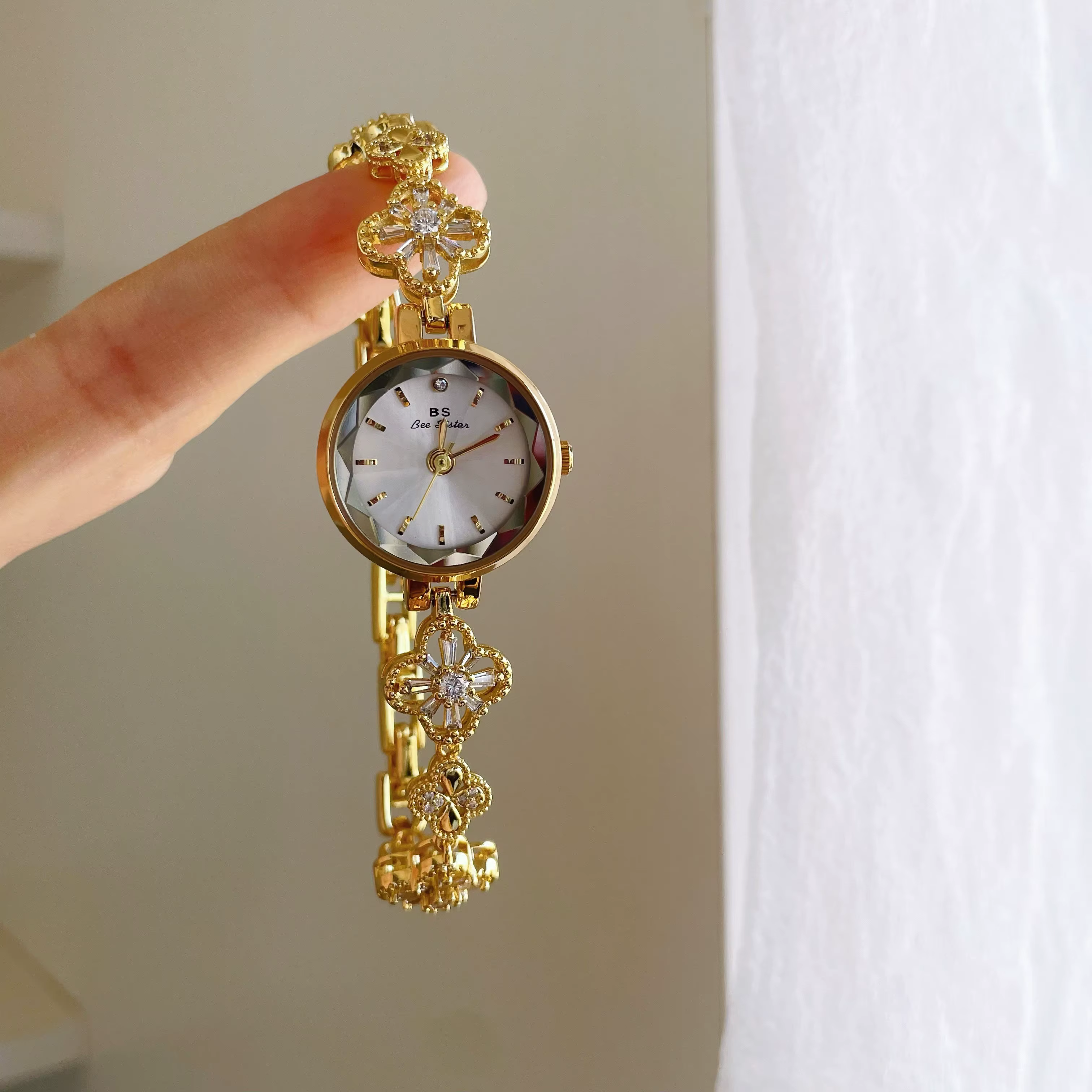 Nouvelle montre-bracelet ajourée élégante pour femme