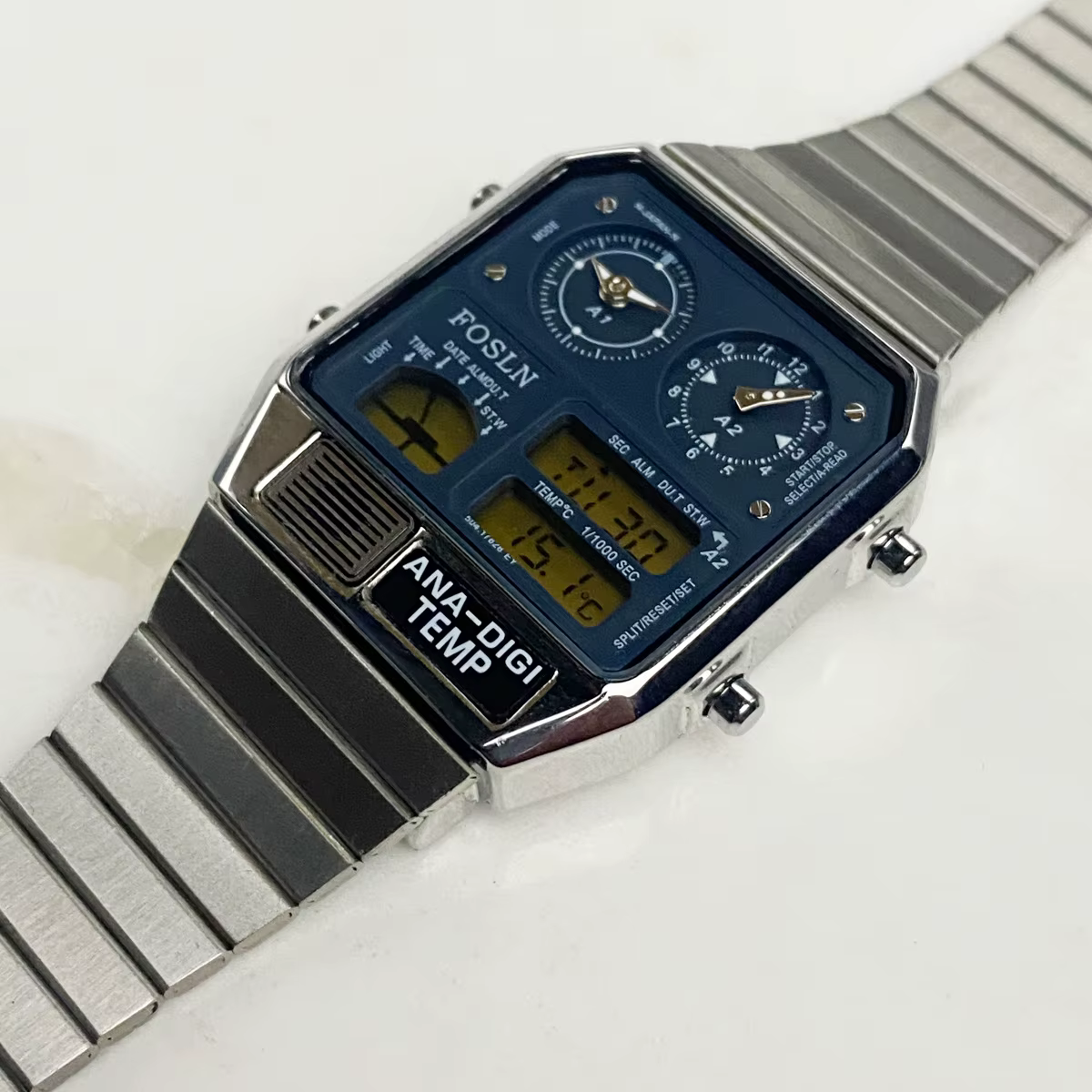 Montre électronique rétro avec affichage