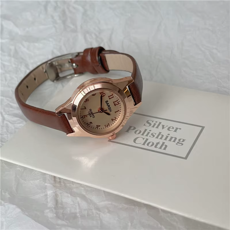 Petite montre à cadran pour femme | Ceinture fine | Design de luxe léger pour un style universitaire jeune et dynamique