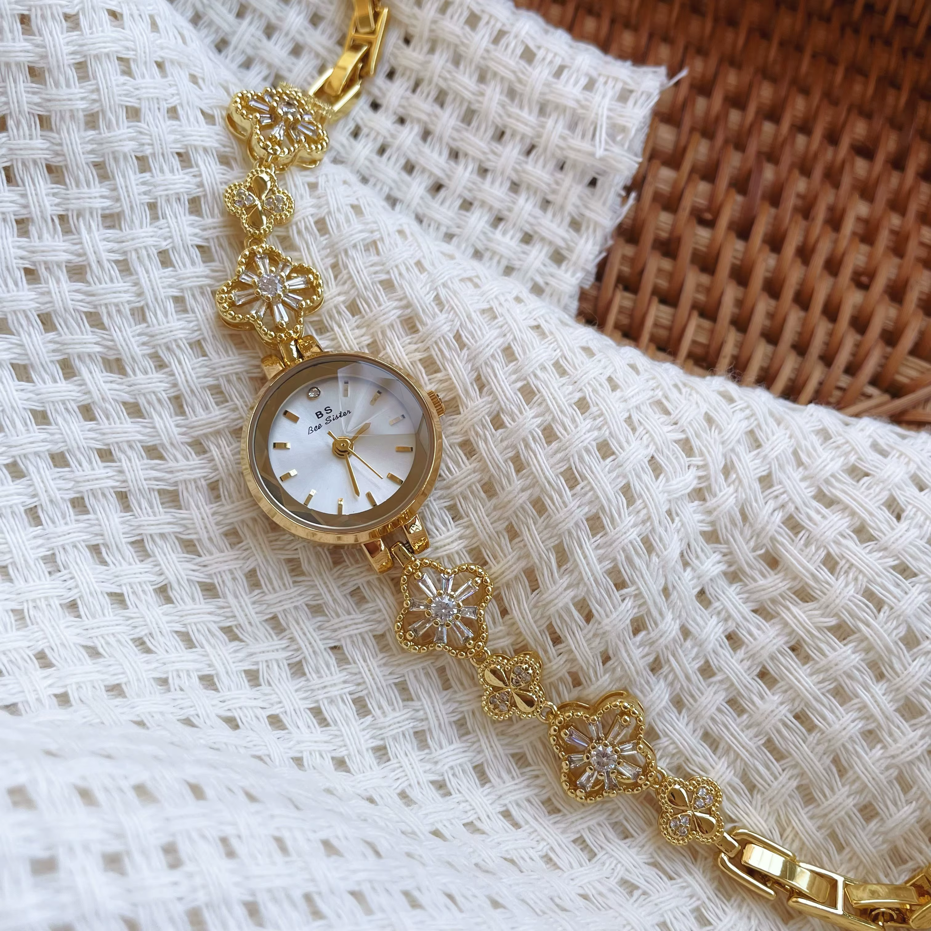 Nouvelle montre-bracelet ajourée élégante pour femme
