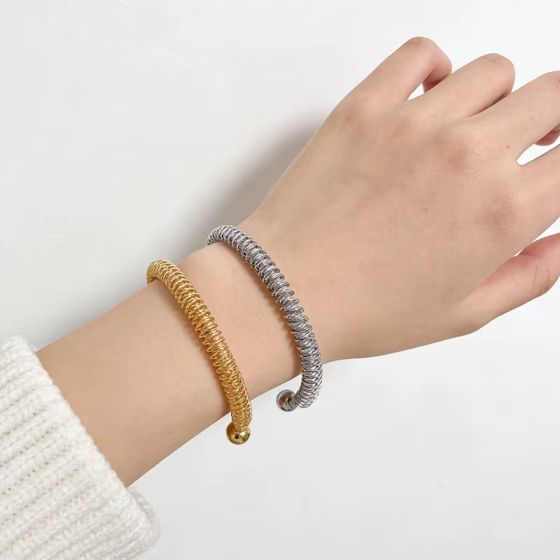 Bracelet ouvert minimaliste en maille tressée