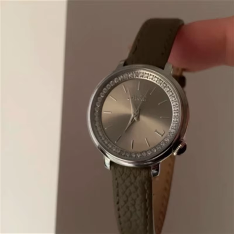 Montre-bracelet en cuir pour femmes