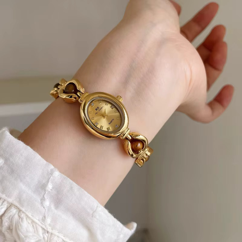 [Ambre] montre-bracelet ovale à petit cadran pour femmes rétro style national montre à quartz pour femme marée véritable
