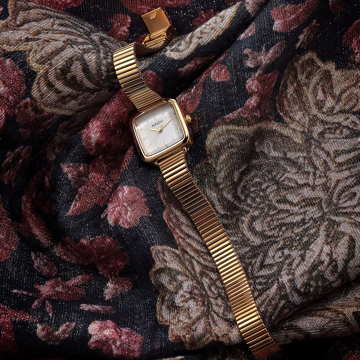 1 montre pour femme au design simple, artistique et vintage à quartz