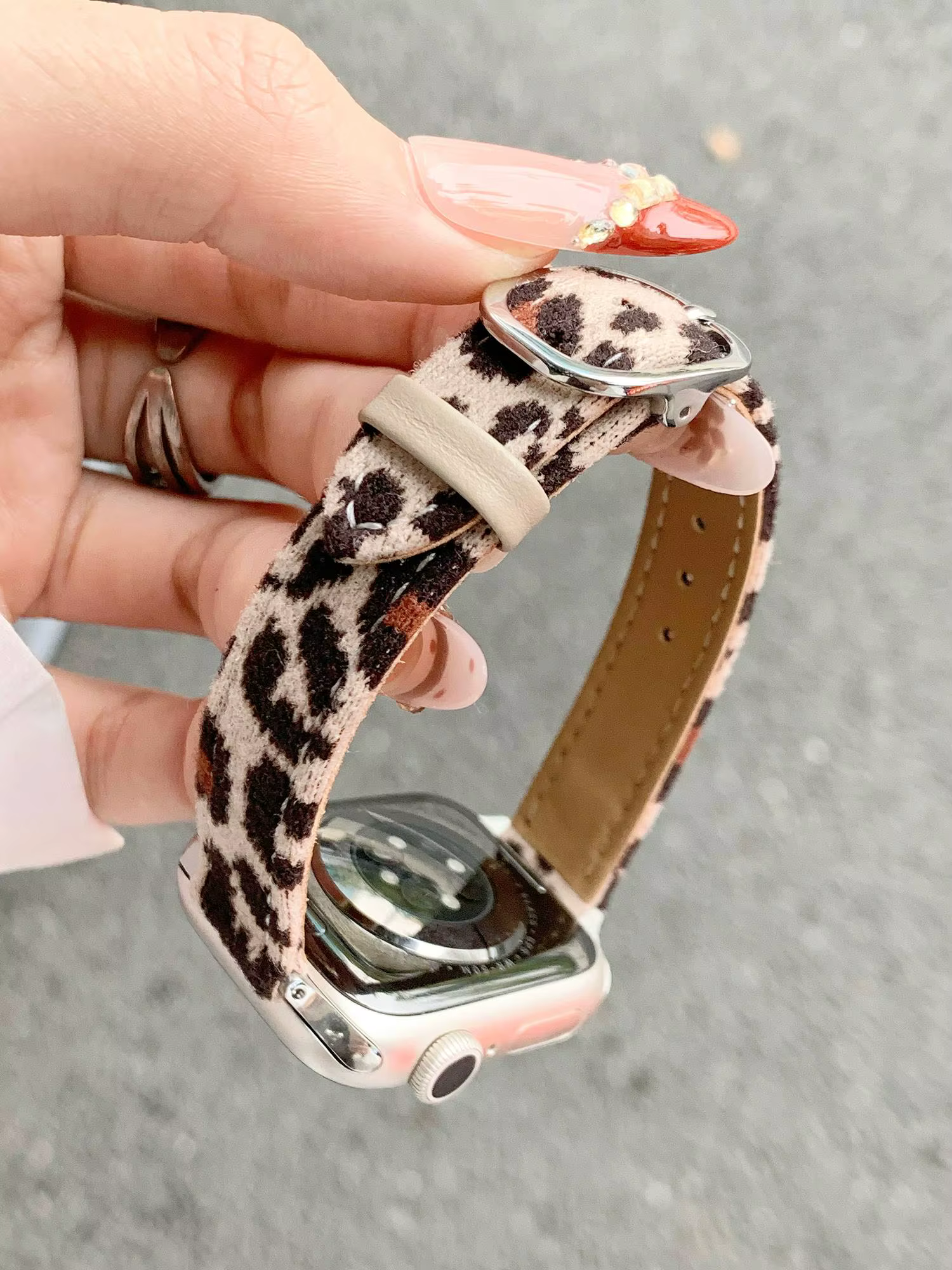 Bracelet en cuir à imprimé léopard populaire pour Apple Watch Femme 44mm 40 45 41 49 42 38 Series 11 10 9 8 SE 7 6 5 4 3