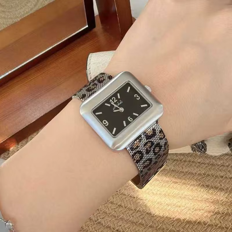 Nouvelle montre pour femme avec bracelet imprimé léopard et grand cadran