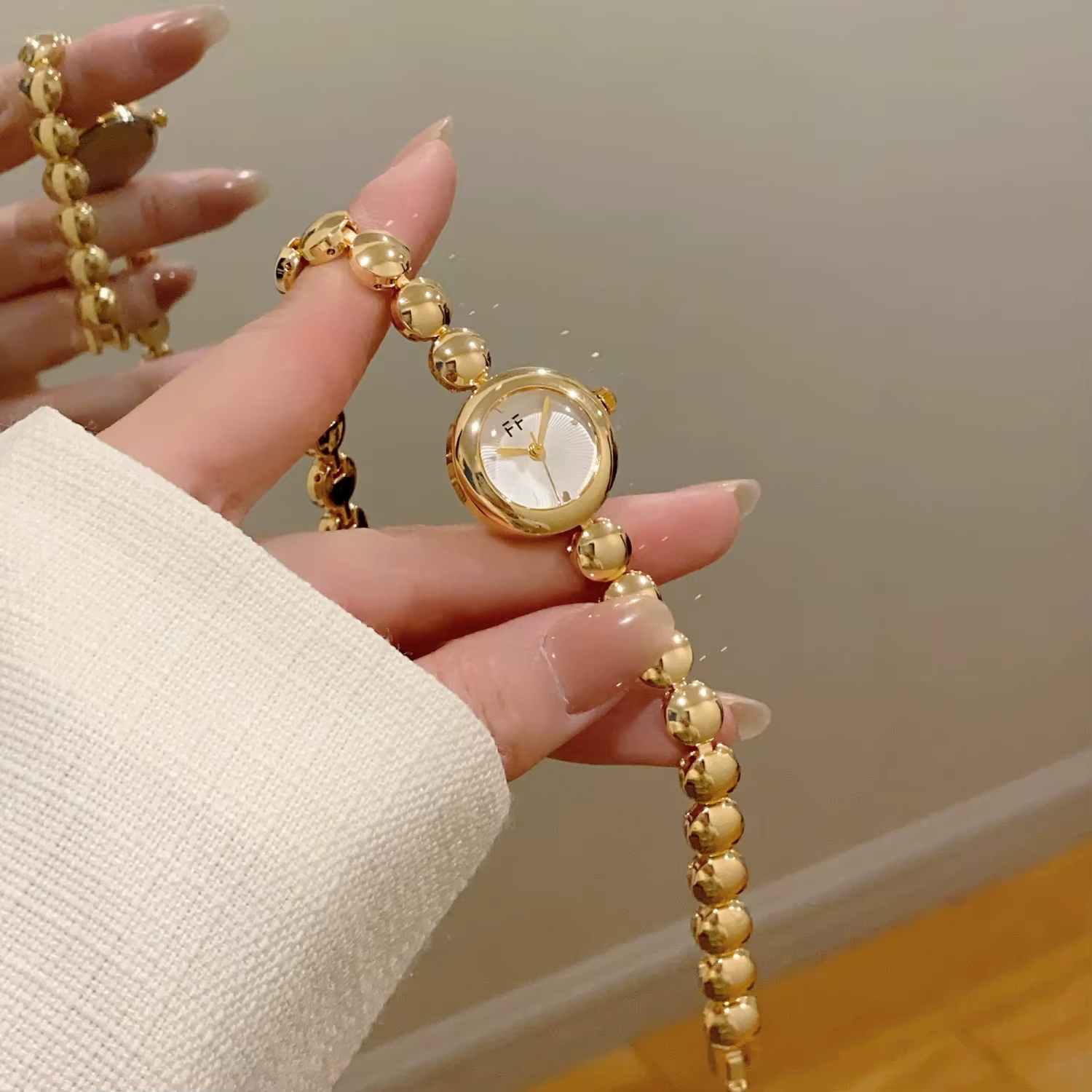 Montre-bracelet dorée de luxe légère pour femmes, petit cadran rond, montre-bracelet à Quartz analogique pour dames, montres féminines, reloj mujer lujo