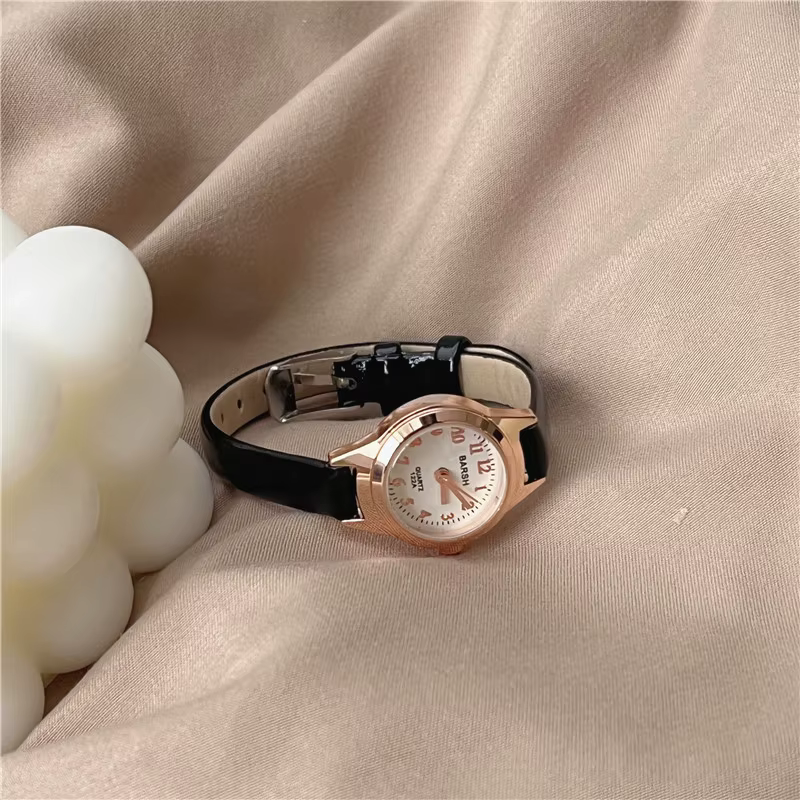 Petite montre à cadran pour femme | Ceinture fine | Design de luxe léger pour un style universitaire jeune et dynamique