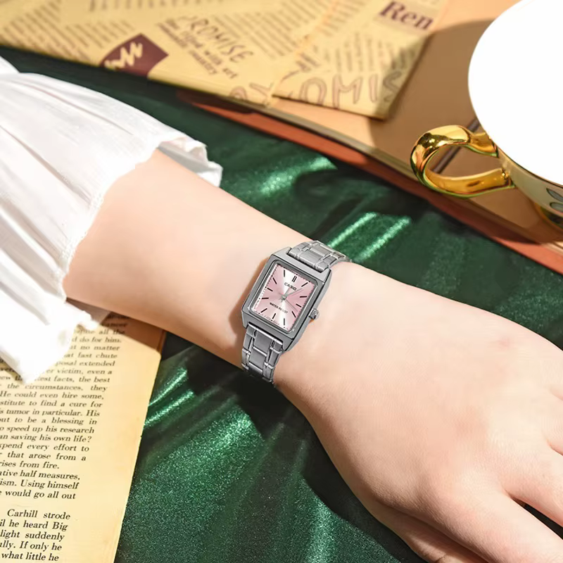 Montre à quartz carrée rétro pour femme Casio LTP-V007D