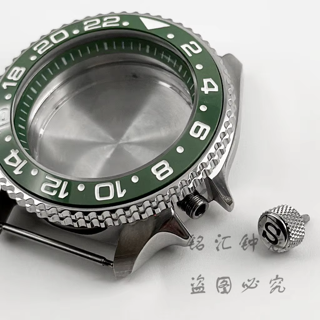 Boîtier de montre à anneau vert avec lunette inclinée