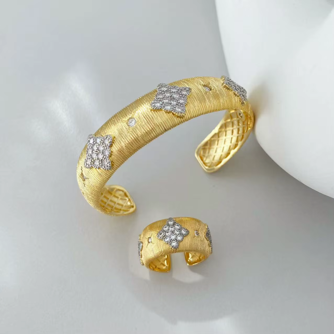 Ensemble de bracelet et bague de luxe en forme de fleur brossée avec accents en zircon - Design ouvert réglable