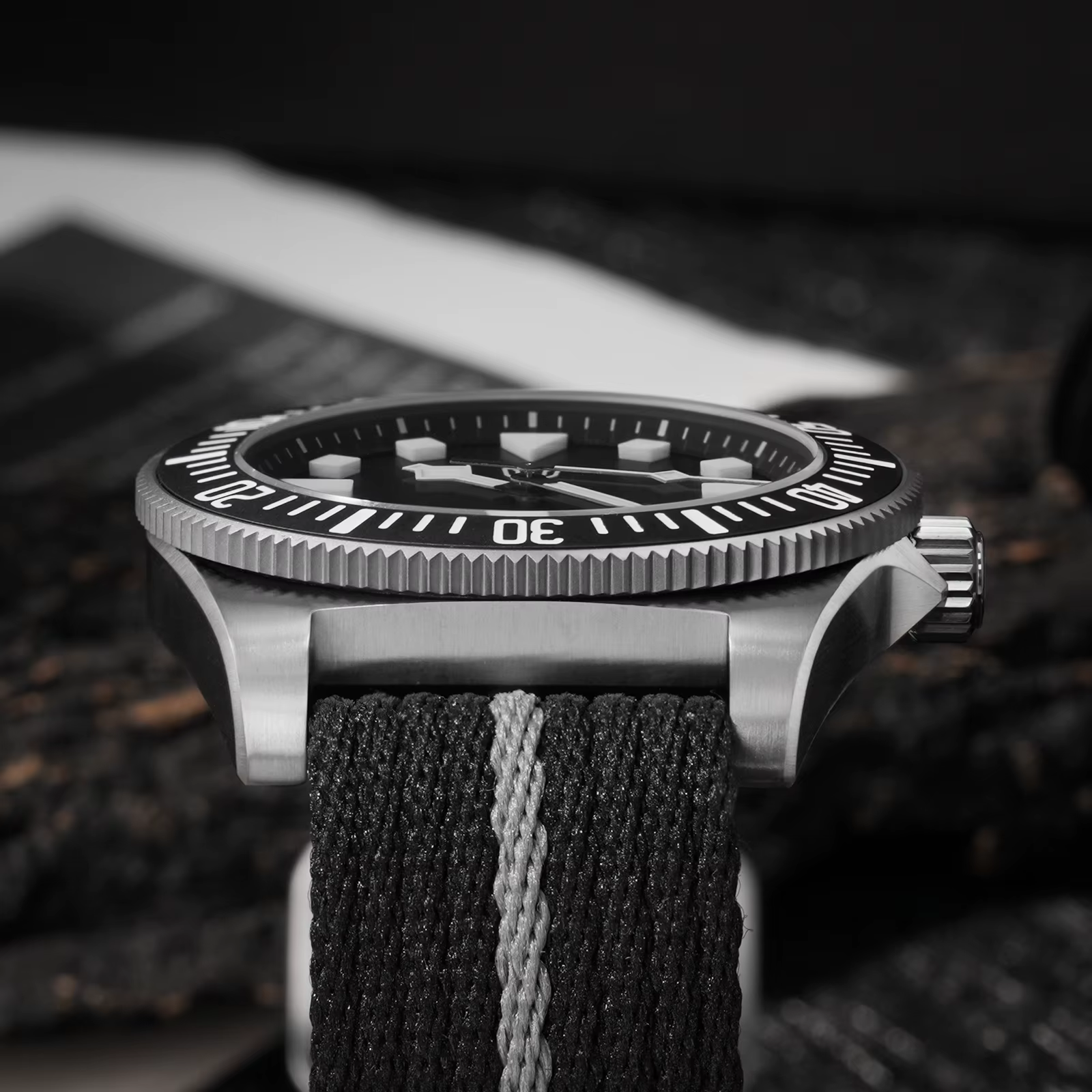 Watchdives EXD 40 Montre à quartz en titane VH31 avec verre saphir et lunette en céramique BGW9 Lume 200M