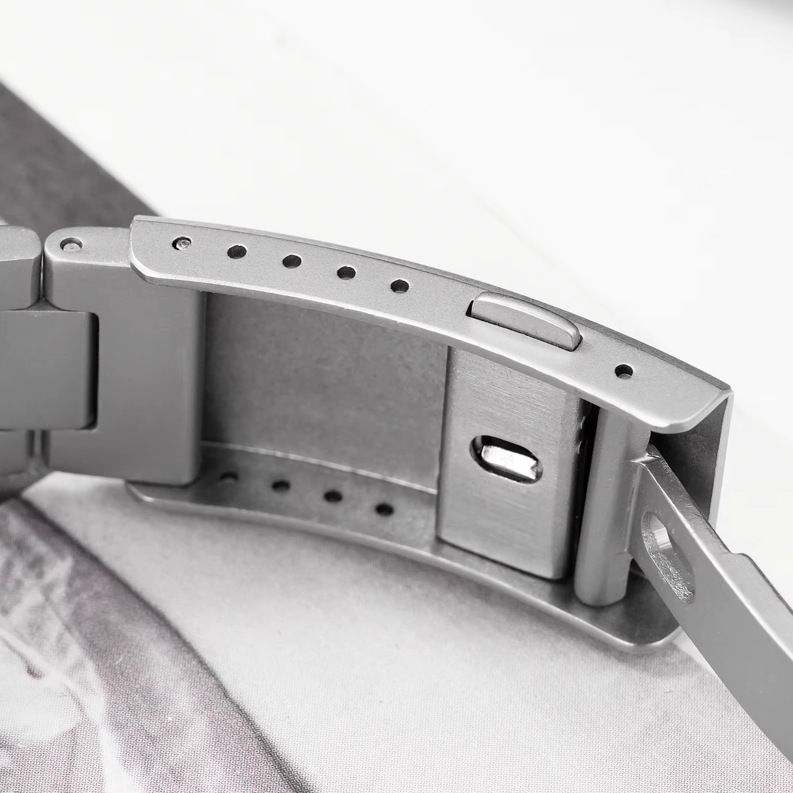 Montre de plongée à quartz Militado ML16 39 mm, verre saphir, résistance à l'eau 200 m, lunette en céramique, luminescence BGW9, couronne à visser