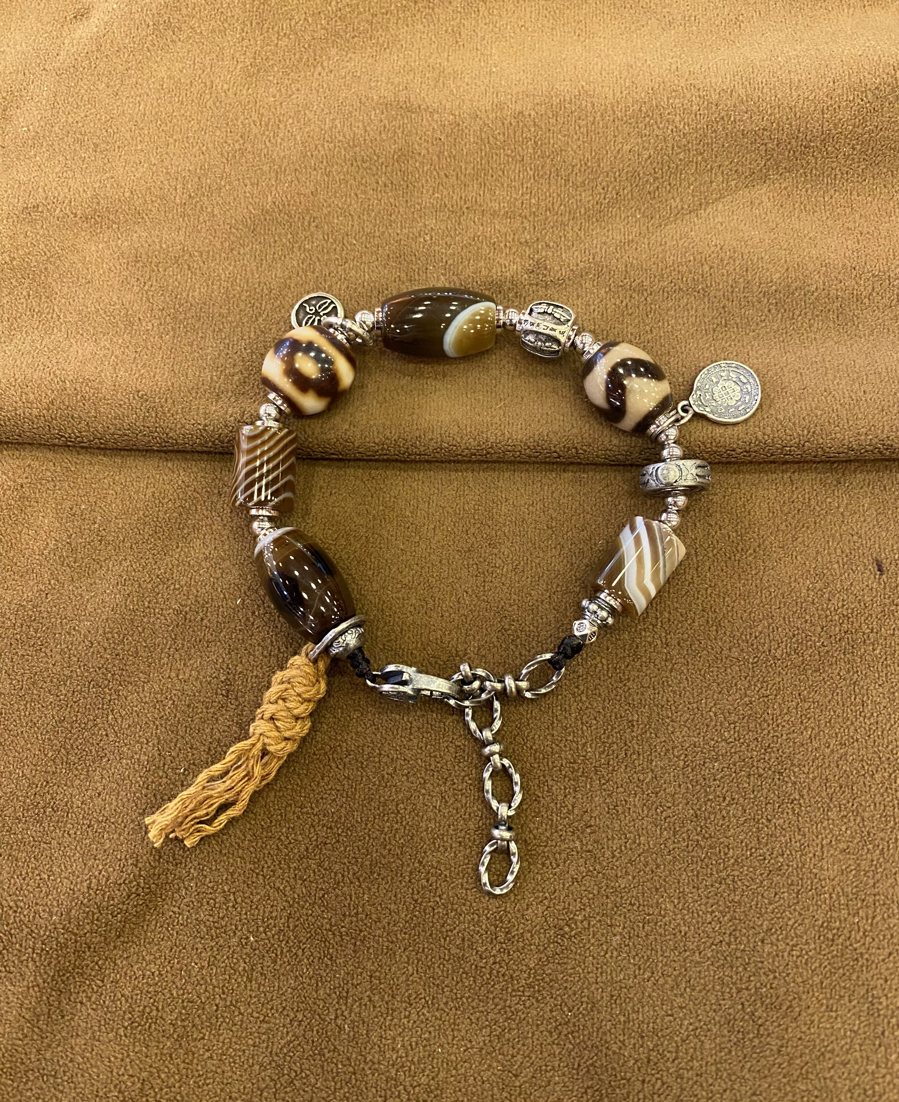 Bracelet en agate avec perles Dzi tibétaines et pompon