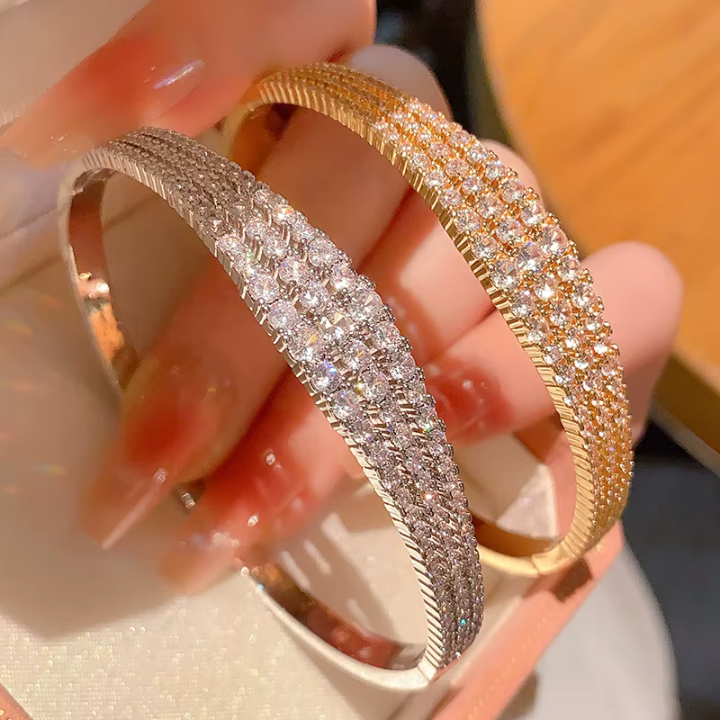 Bracelet de luxe élégant et charmant en laiton plaqué or 18 carats avec zircon cubique