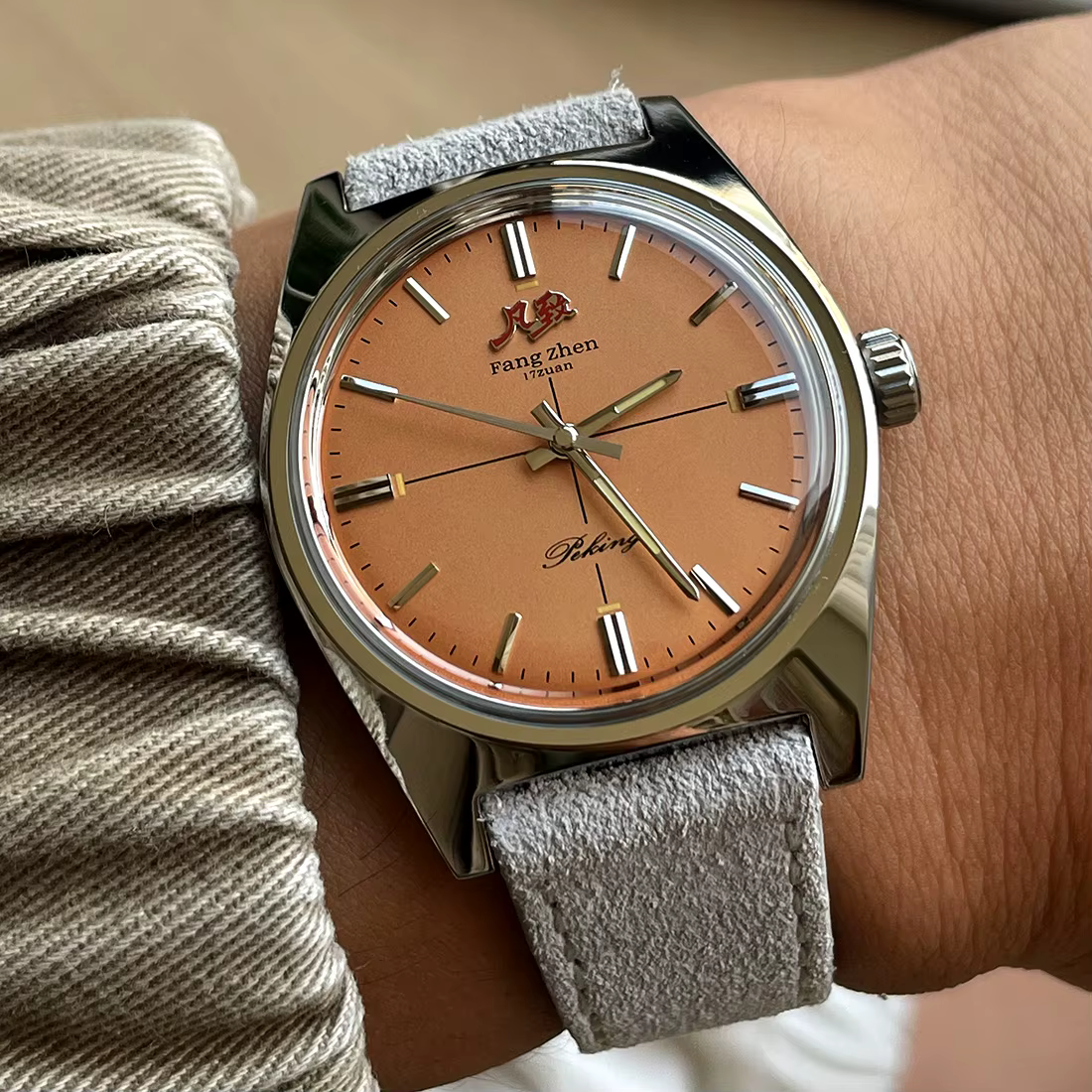 Montre Merkur avec cadran rouge vin