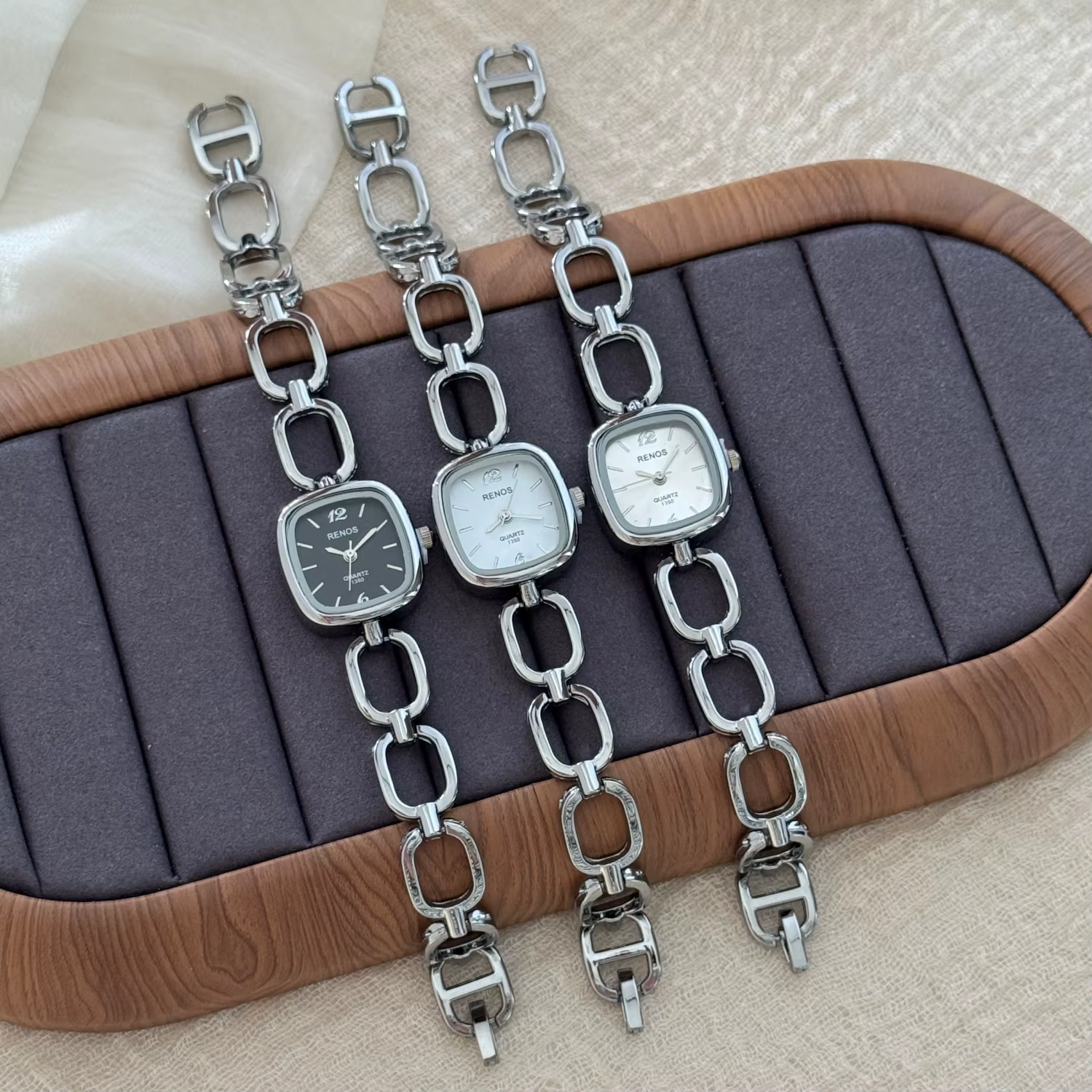 Montre bracelet carrée ajourée argentée pour femme